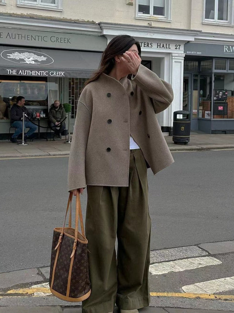 Elegante kurze Jacke mit doppelter Knopfreihe