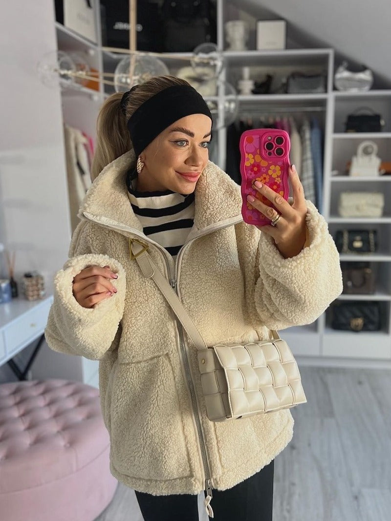 Warme Wolljacke mit Faux-Fur-Kragen