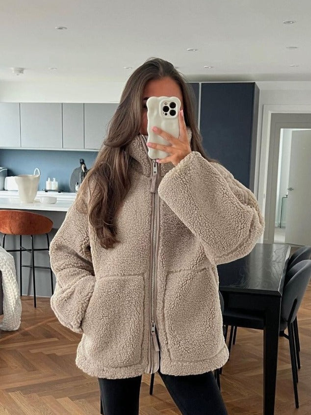 Warme Wolljacke mit Faux-Fur-Kragen