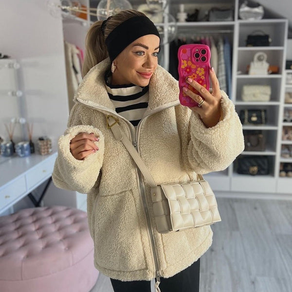 Warme Wolljacke mit Faux-Fur-Kragen