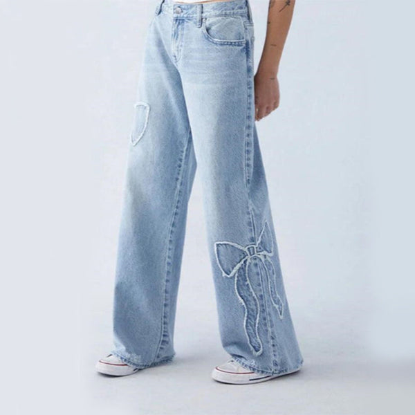 Gestreifte Jeans mit bunten Schmetterlingen