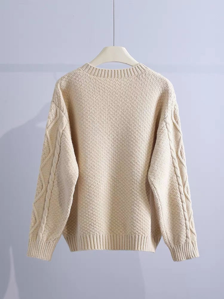 Elegante gestrickte Wollpullover mit Knöpfen