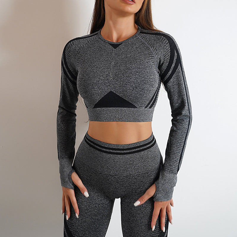 Nahtlose Sportleggings und Langarmshirt