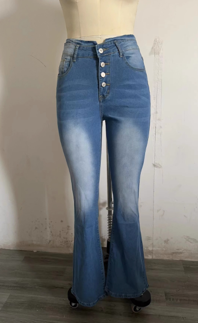 Schicke Jeans mit ausgestellten Beinen